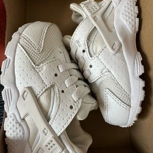 Nike Huarache Size 5C (Baby/Toddler)
White/Pure Platinum/White
